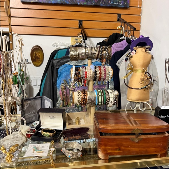 Assorted Jewelry Collection - Picture 5 of 14